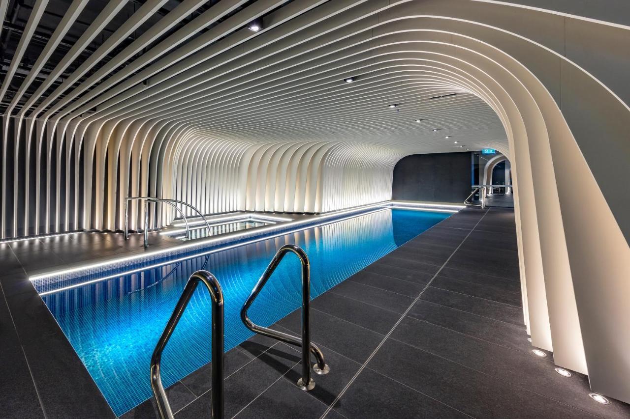 Skye Suites Сидней Экстерьер фото The pool at The Standard London