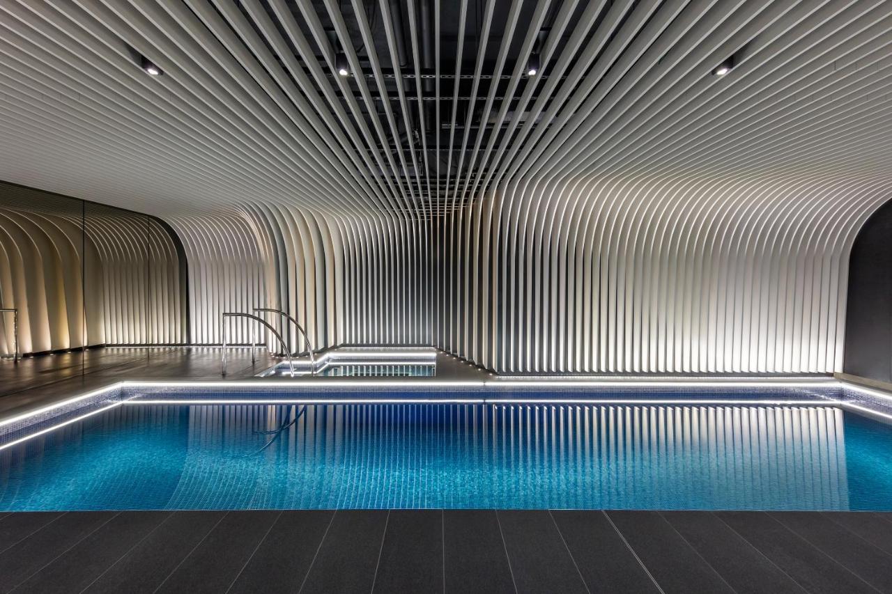 Skye Suites Сидней Экстерьер фото The pool at The Standard London