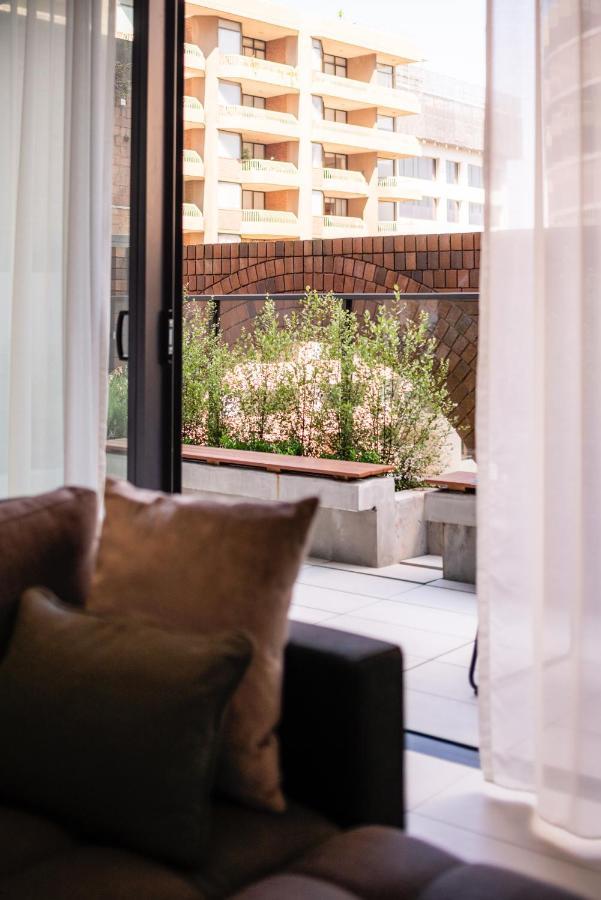 Skye Suites Сидней Экстерьер фото A view of the garden from the living room
